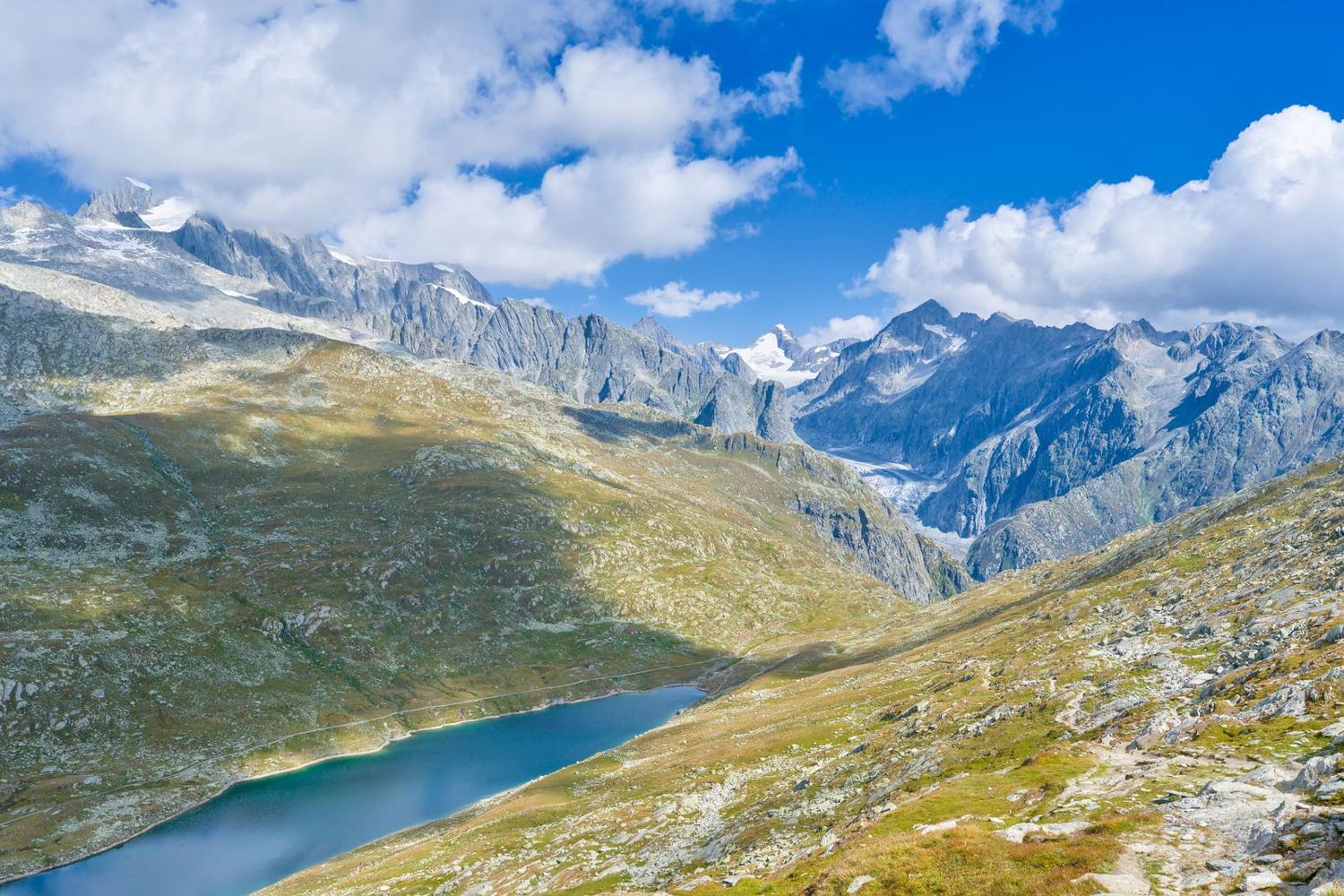 Swiss Alps with a turquoise mountain lake